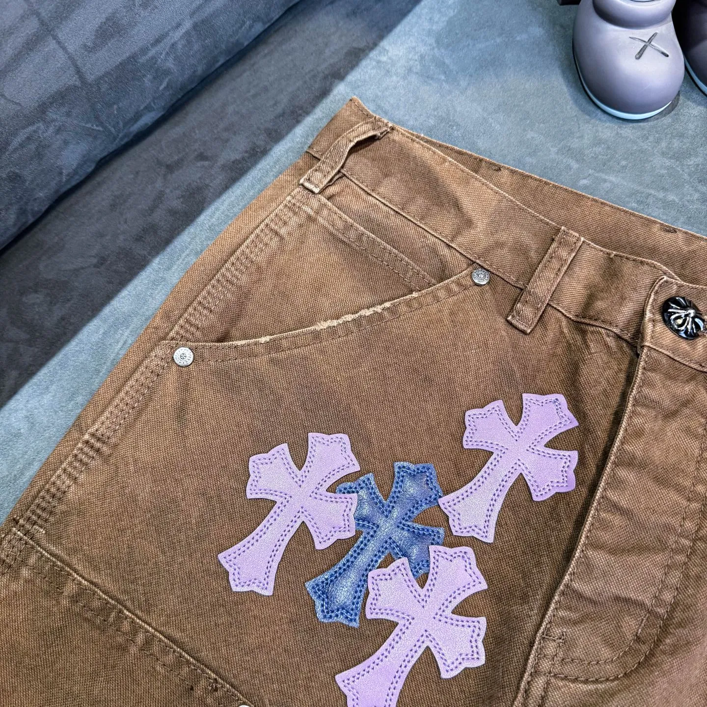 P300 Chrome Hearts Chrome Hearts Brown Logging Purple Multi-Leather Jeans Multi-leather Label Work Jeans CH Jeans All need to be washed and then disassembled and hand-stitched with sheepskin cross leather and then spliced together to complete. The whole process is too complicated to describe. About Chrome Hearts This is an extremely luxurious fashion brand that can also be called the aristocrat of the high street. It has always been an exclusive brand for some hipsters or the rich second generation. Compared with ordinary high streets, it is more luxurious and noble. Compared with luxury brands, it has a more fashionable personality. It has always been a brand that I have a special liking for. Color: Brown Size: 28 30 32 34 36